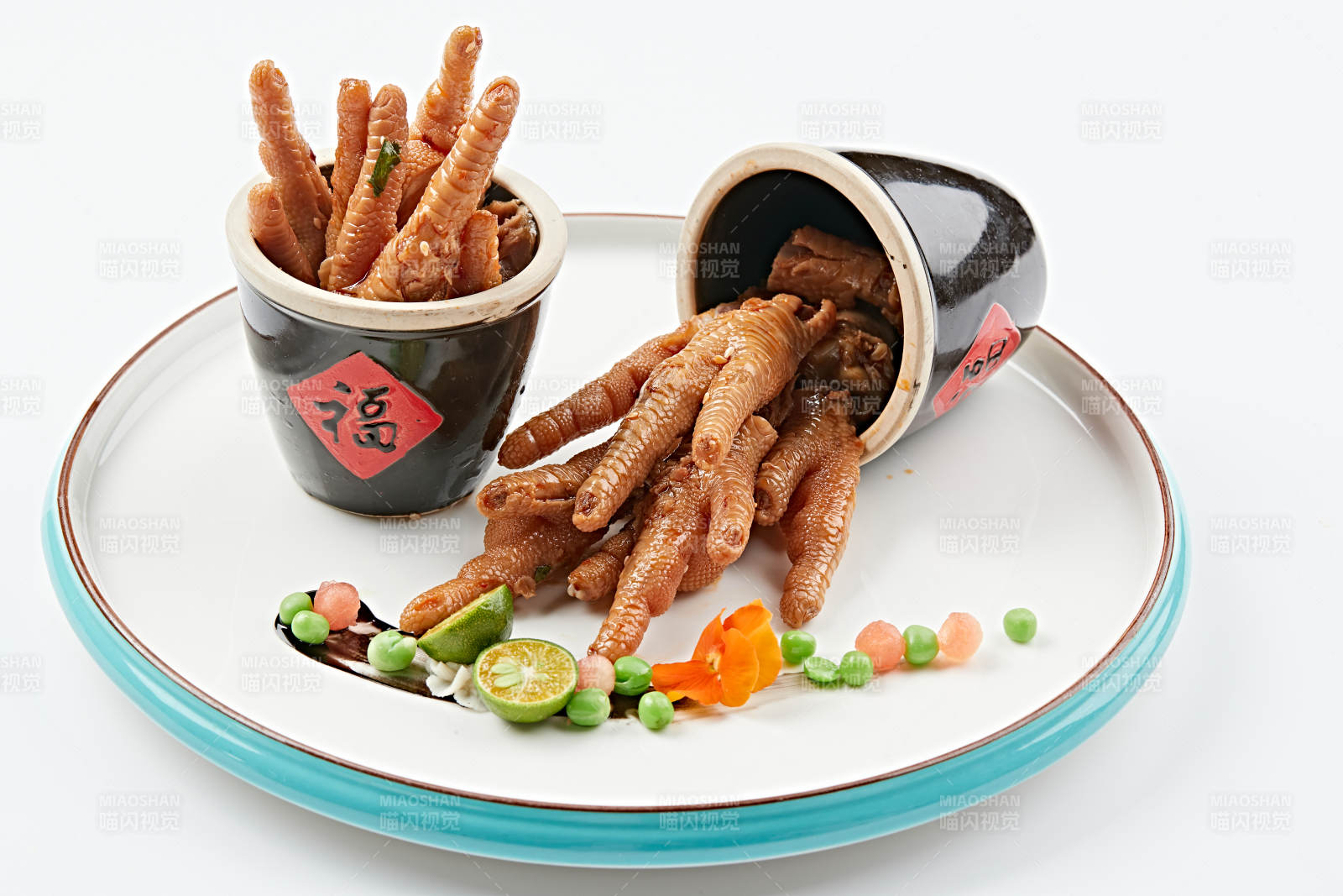 精美餐具装的卤味鸡脚图片