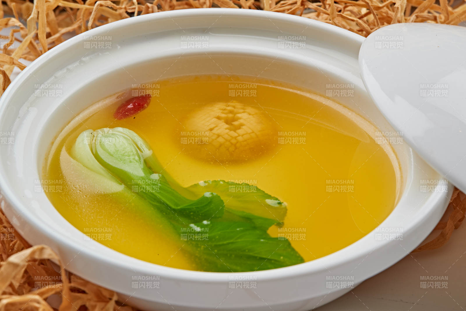 枸杞鲜鸡汤炖冬菇图片