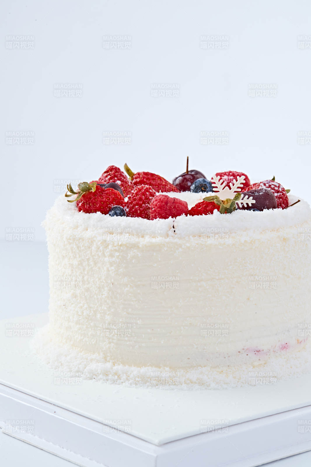 鲜水果椰蓉雪花生日蛋糕图片