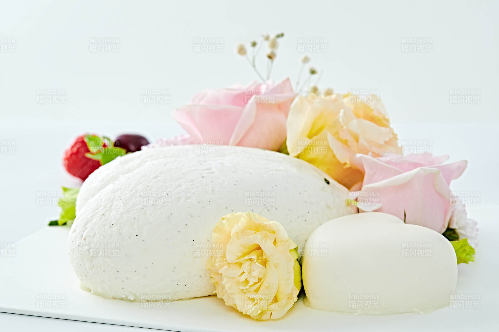 爱心造型椰奶香芋情人节蛋糕图片