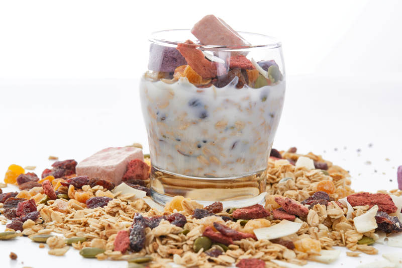 美味健康的营养早餐坚果混合烤燕麦图片