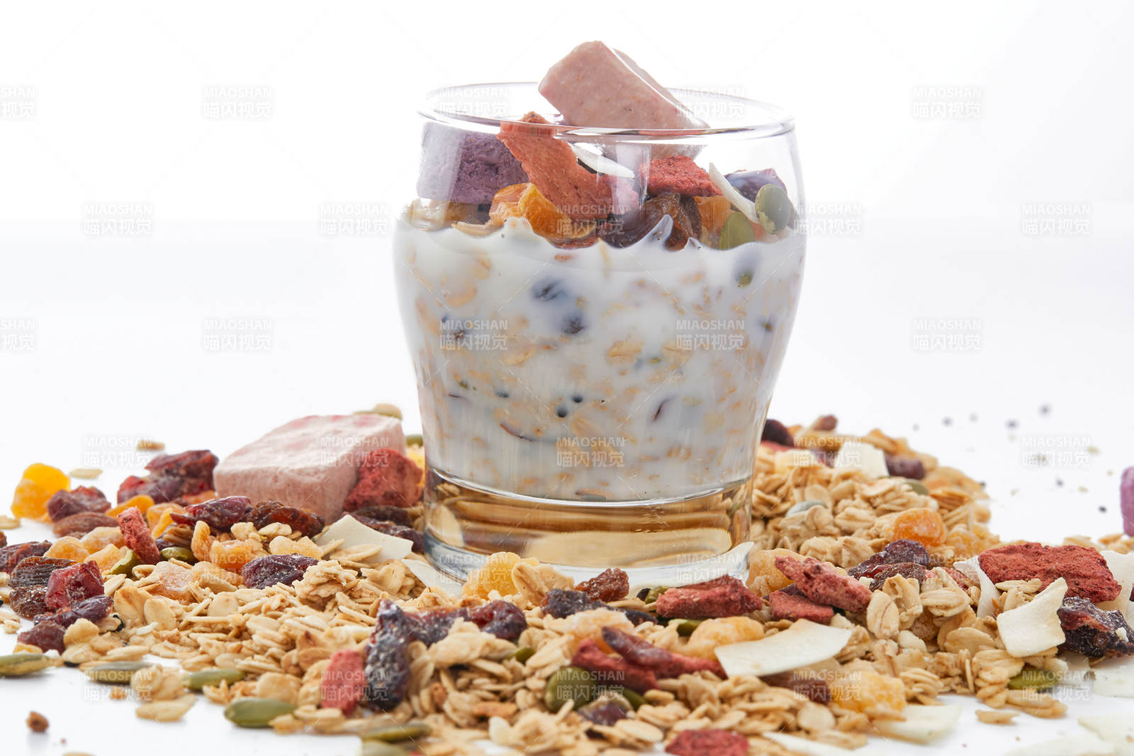 美味健康的营养早餐坚果混合烤燕麦图片