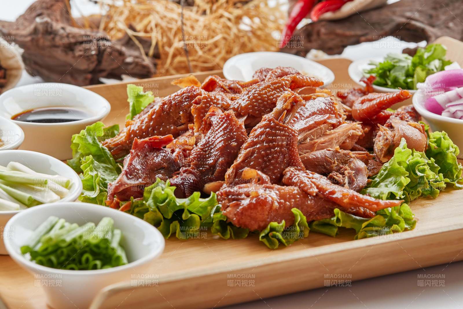 木质托盘装的手撕熏柴鸡图片