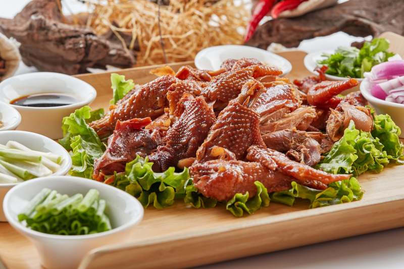 木质托盘装的手撕熏柴鸡图片