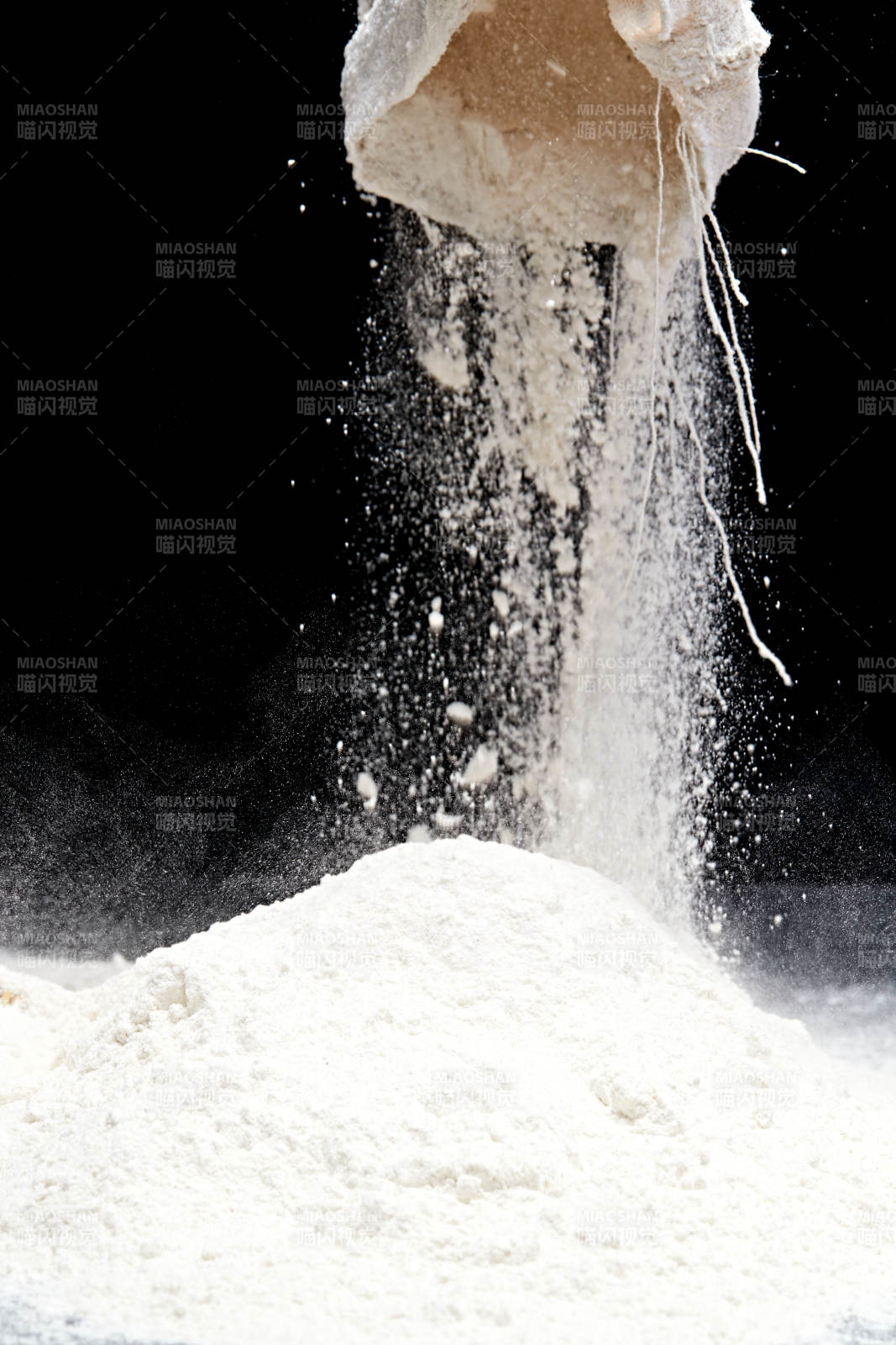 黑色背景上的粗粮荞麦面粉图片