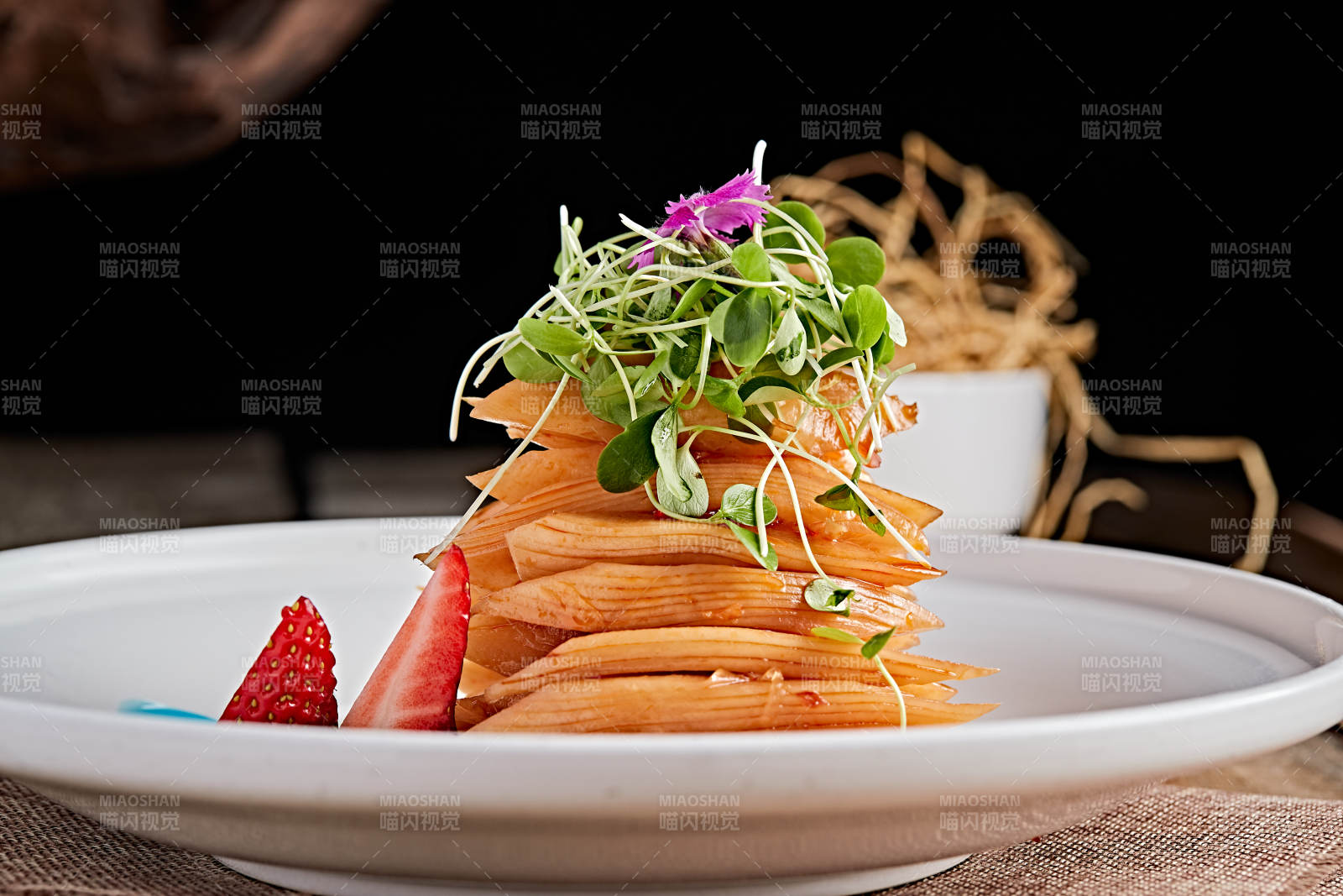 白色瓷盘装的红油香辣萝卜片图片