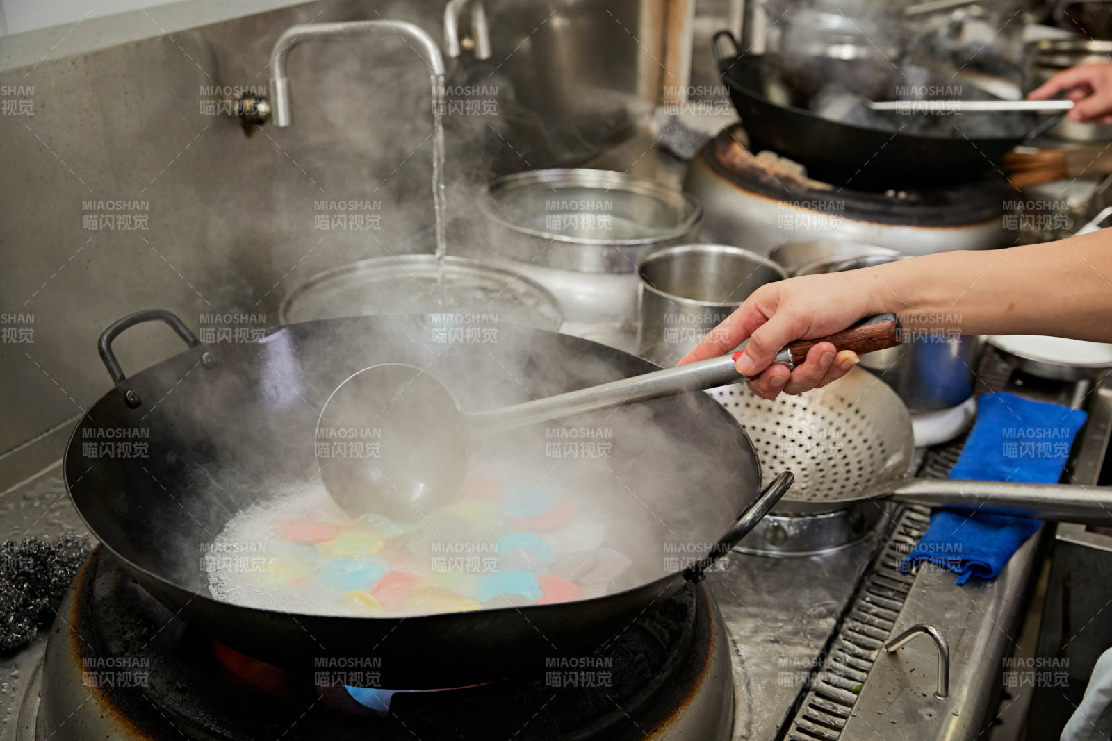 人与食物紧张忙碌的中餐厨房图片