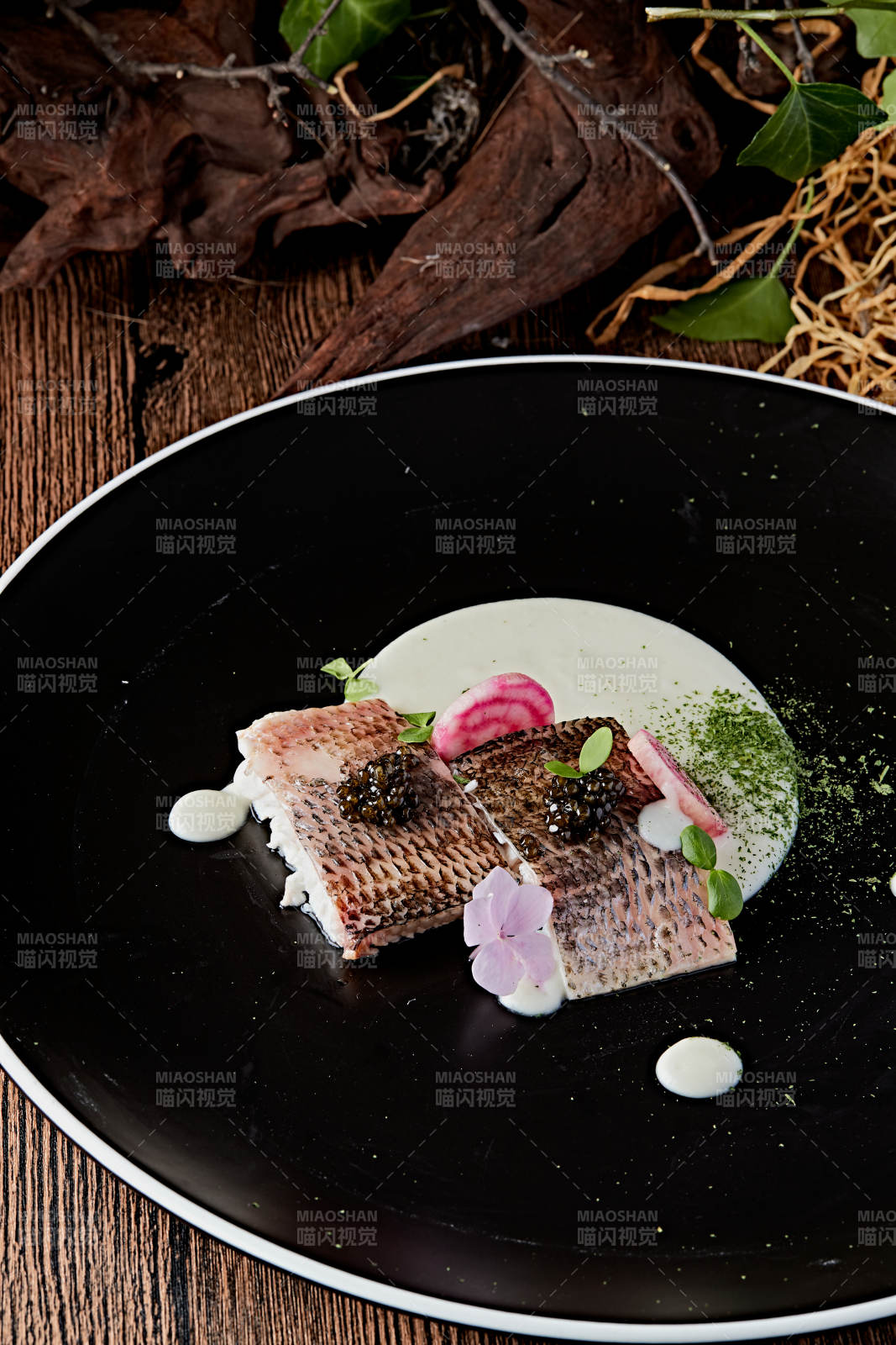 位菜香烤海鲈鱼配黑鱼子酱图片