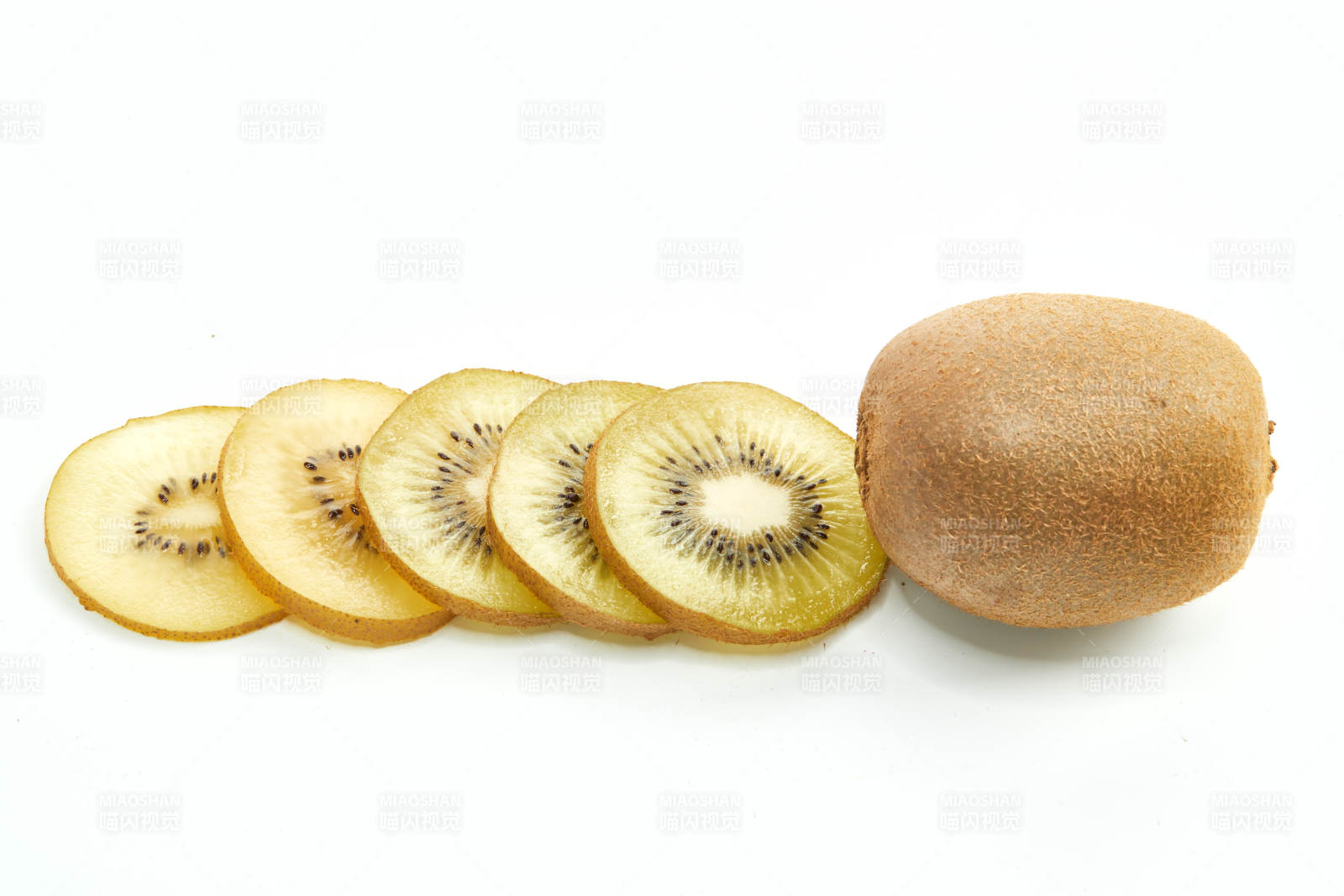 白色背景上摆放的新鲜水嫩猕猴桃图片