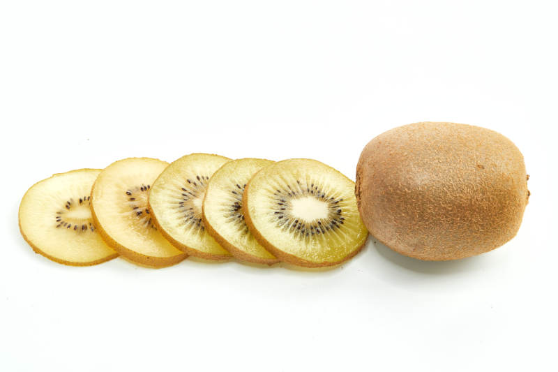 白色背景上摆放的新鲜水嫩猕猴桃图片