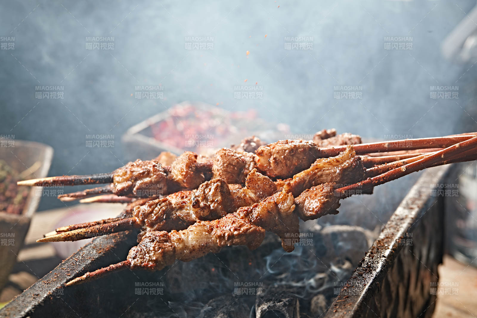 满是烟火气的烤炉上的鲜羊肉新疆红柳大串图片