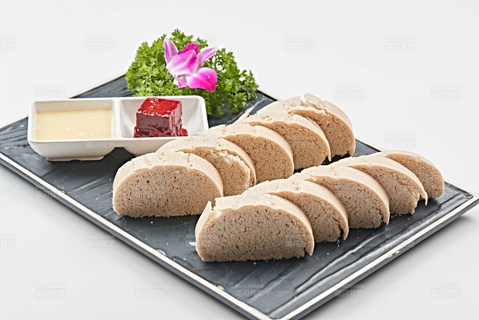 竹制笼屉装的黄金小窝头图片