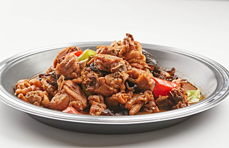 不锈钢餐具装的农家炖土鸡快图片