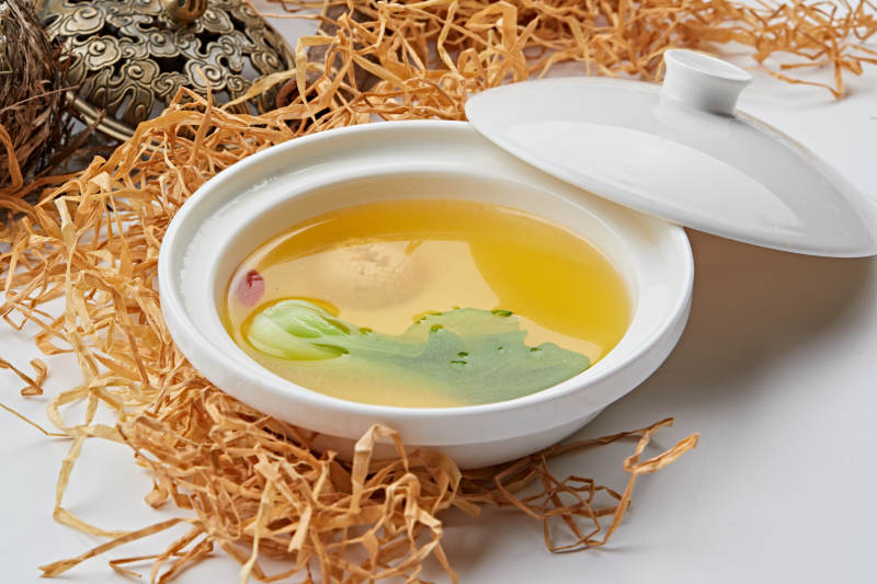 枸杞鲜鸡汤炖冬菇图片