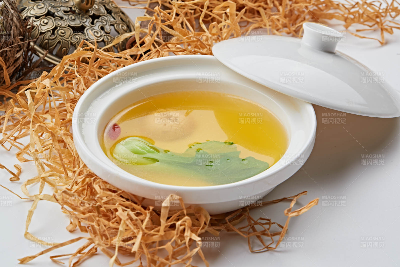 枸杞鲜鸡汤炖冬菇图片