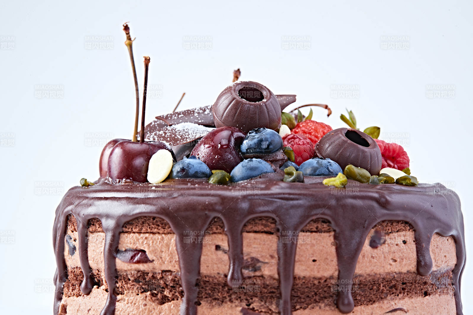 蓝莓草莓车厘子巧克力鲜奶慕斯生日蛋糕图片