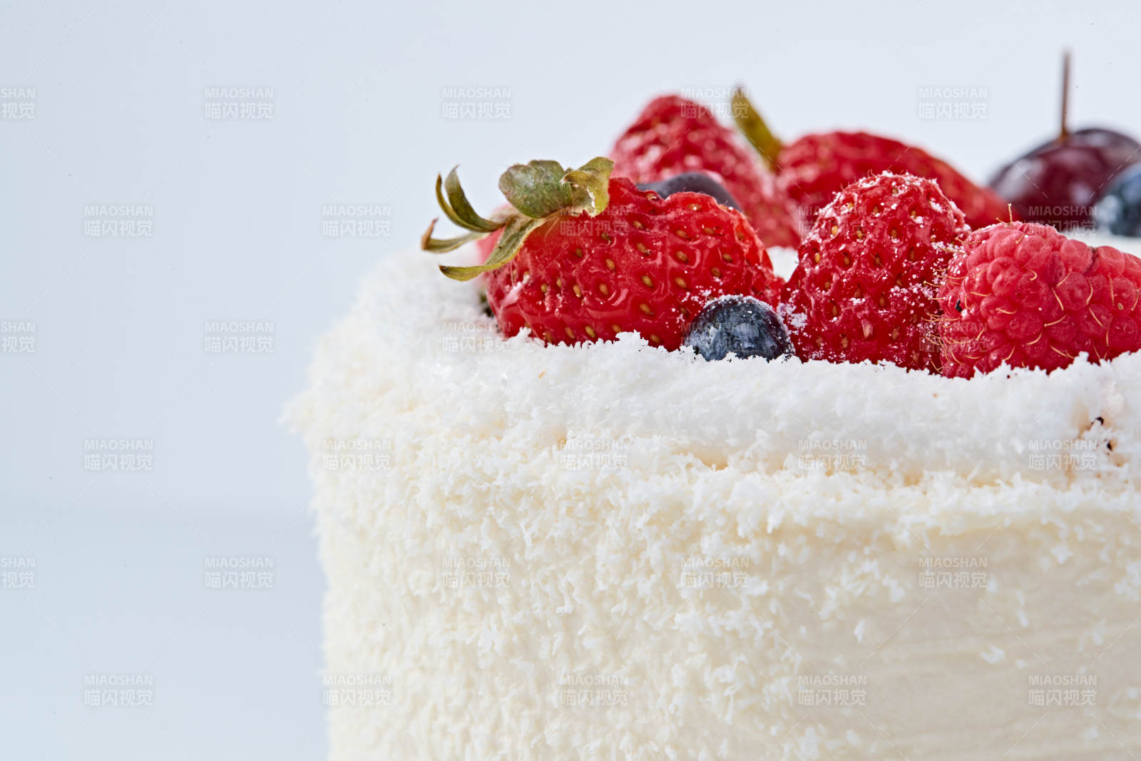 鲜水果椰蓉雪花生日蛋糕图片