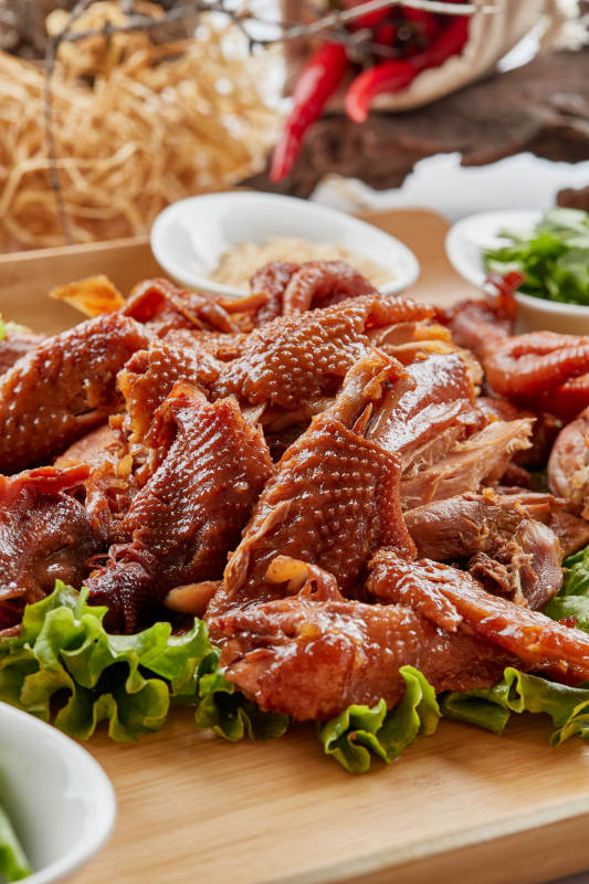 木质托盘装的手撕熏柴鸡图片