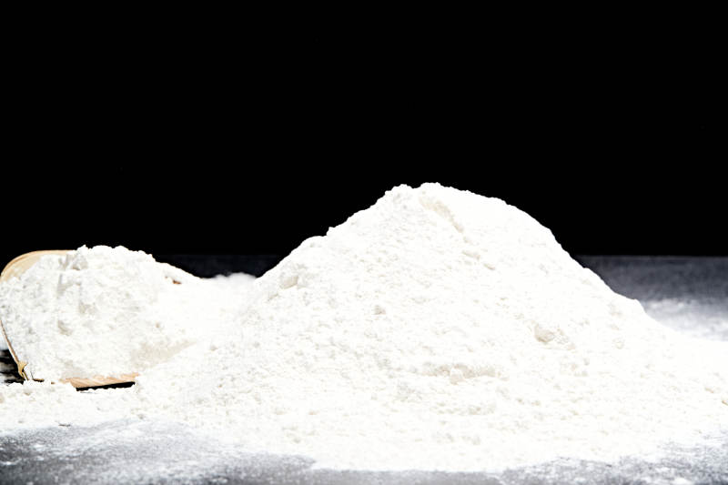 黑色背景上的粗粮荞麦面粉图片