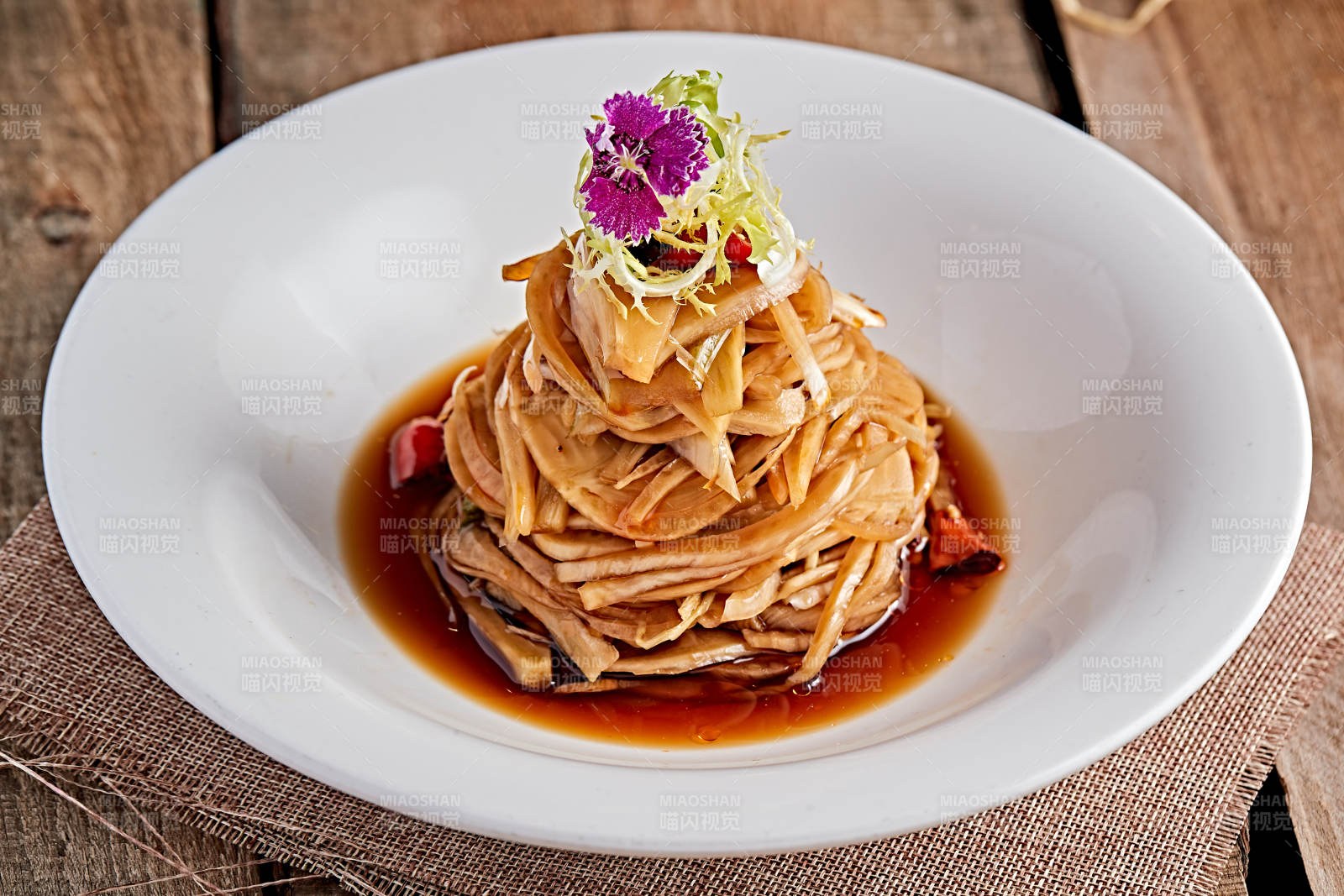 白色瓷盘装的醋腌萝卜皮图片