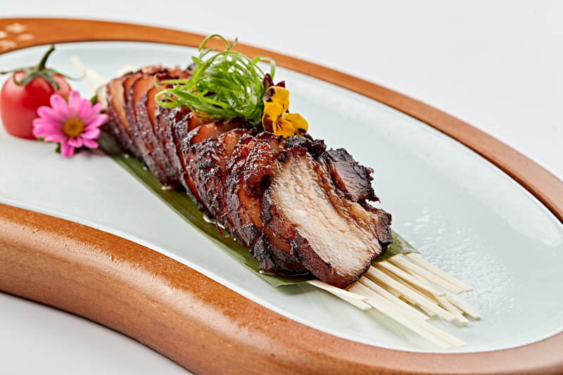 精美餐具装的港式烧腊猪梅肉图片