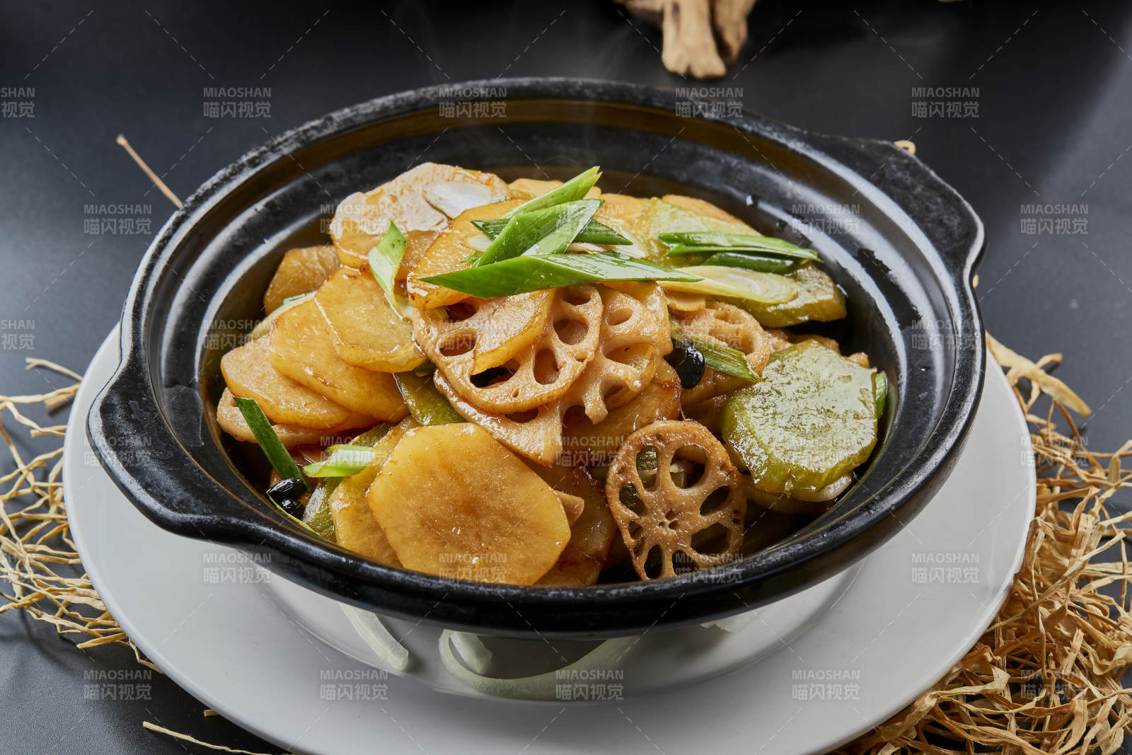 黑色砂锅装的砂锅素三样图片