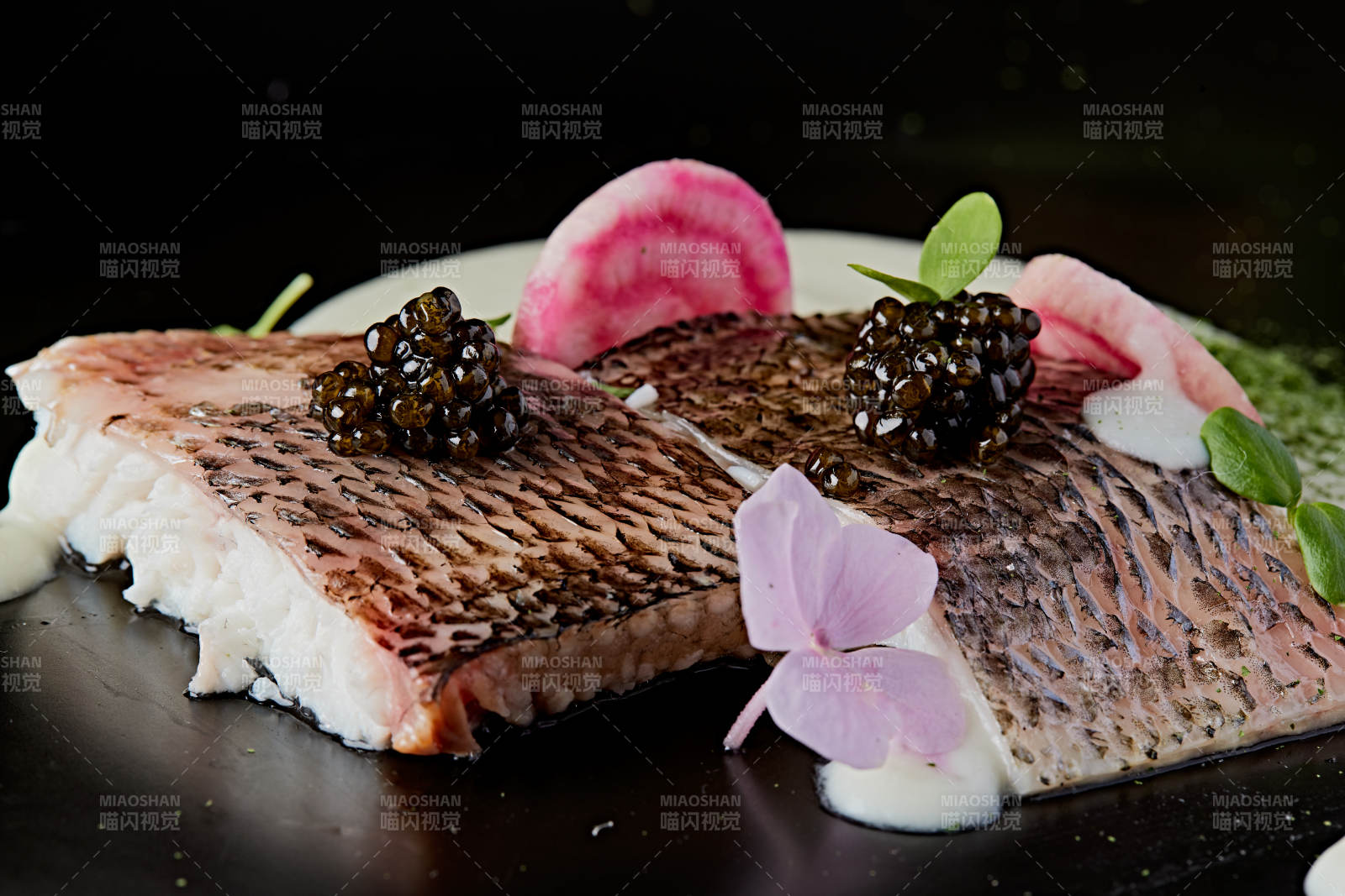 位菜香烤海鲈鱼配黑鱼子酱图片