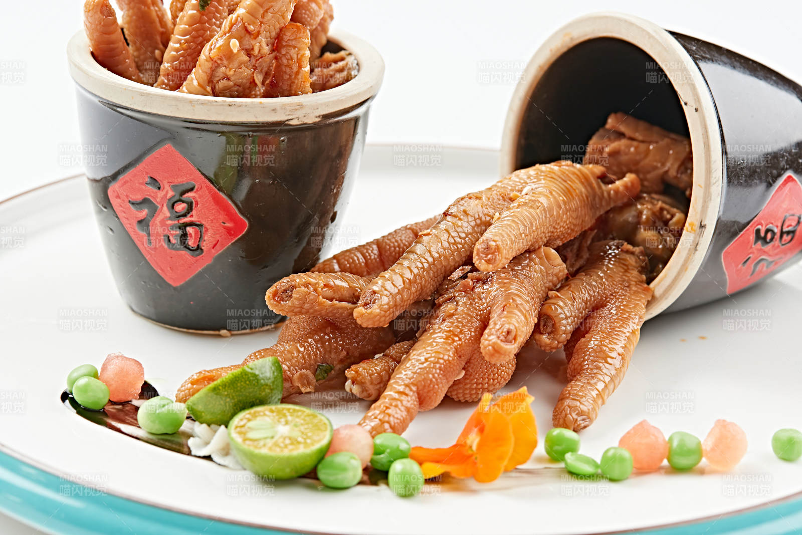 精美餐具装的卤味鸡脚图片