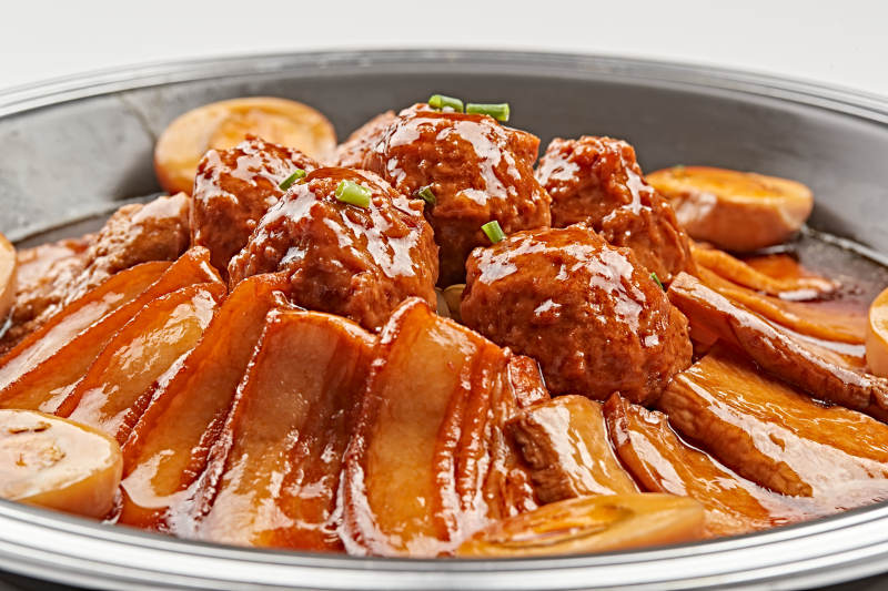 不锈钢餐具装的卤味鸡蛋豆腐丸子炖五花肉图片