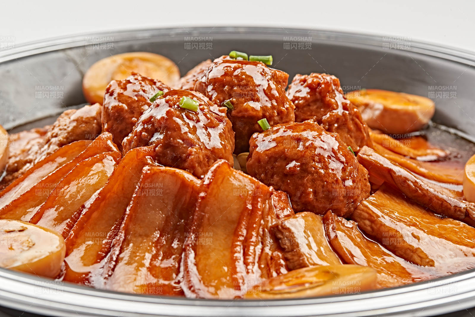 不锈钢餐具装的卤味鸡蛋豆腐丸子炖五花肉图片