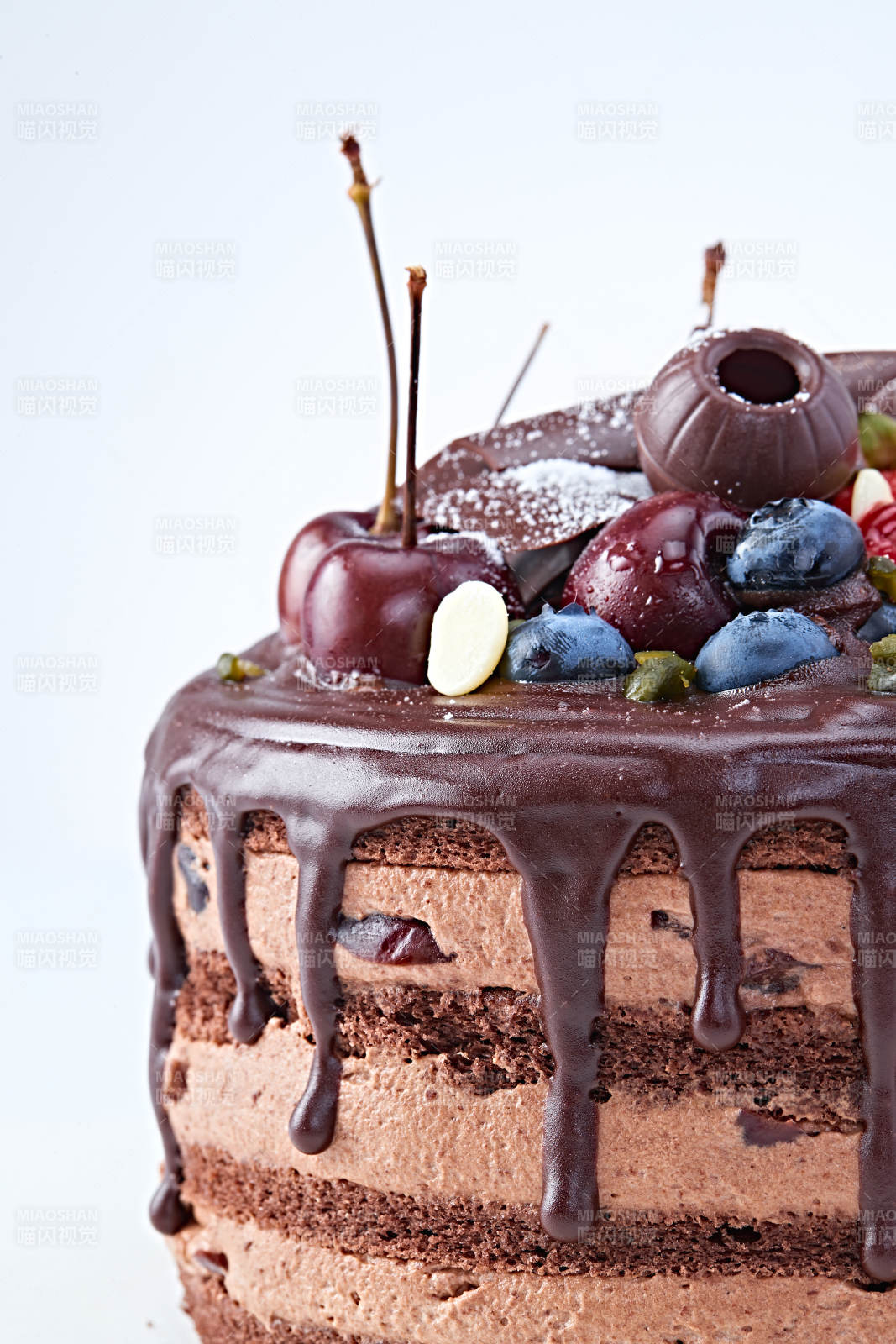 蓝莓草莓车厘子巧克力鲜奶慕斯生日蛋糕图片