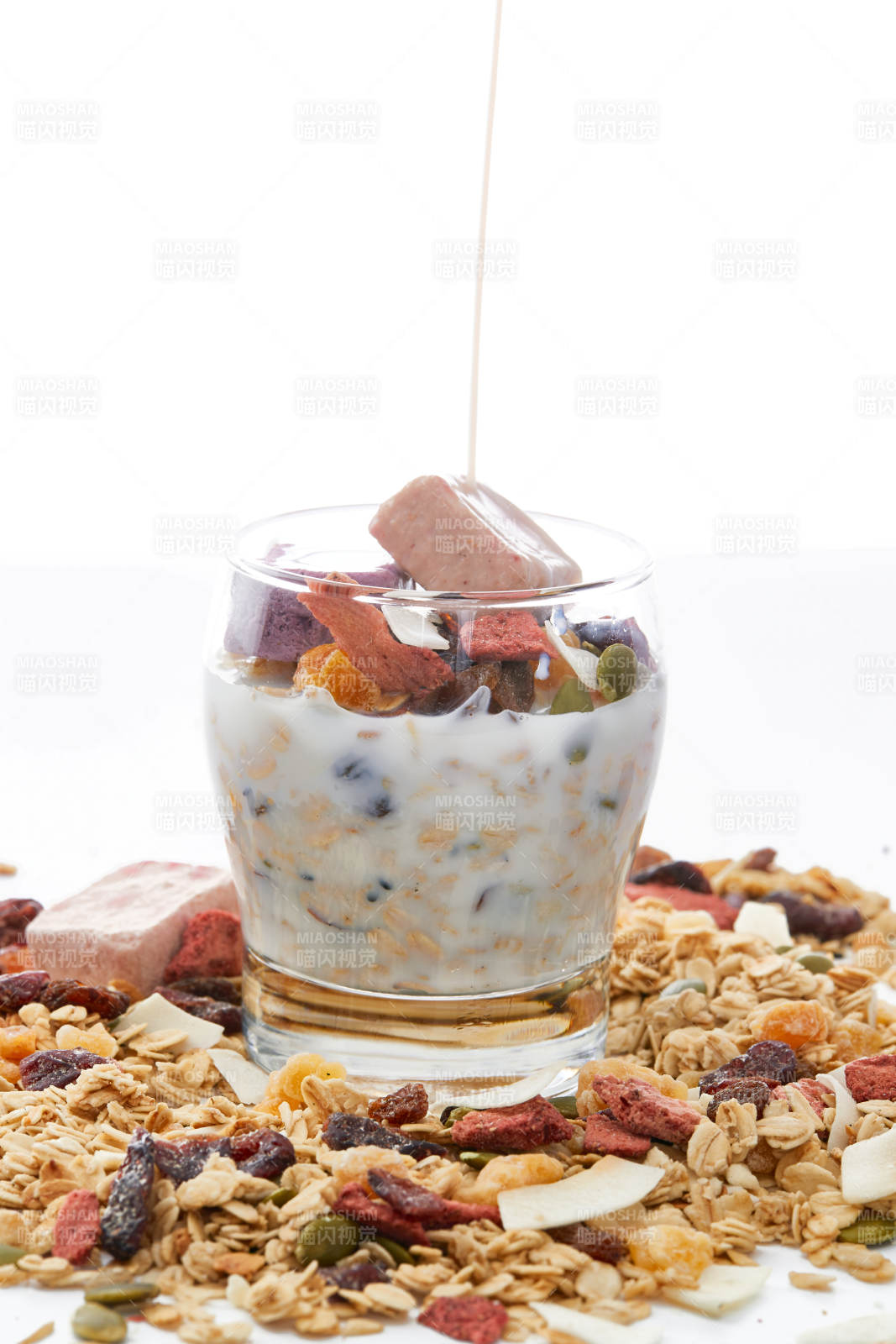 美味健康的营养早餐坚果混合烤燕麦图片