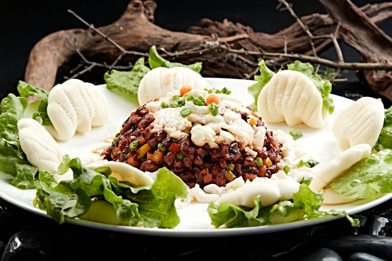 精美餐具装的熏肉粒肉夹馍图片