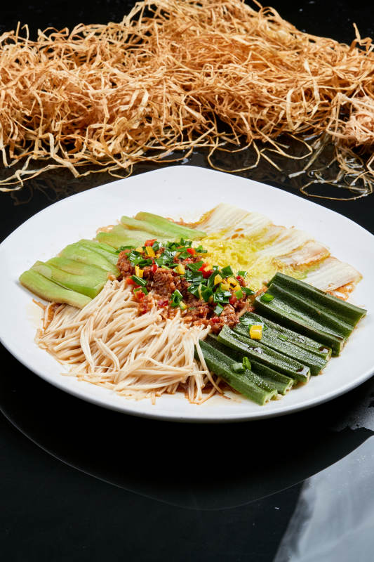 白色瓷盘装的蒜蓉蒸四素图片