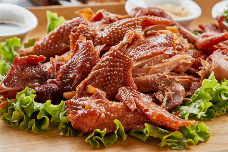 木质托盘装的手撕熏柴鸡图片