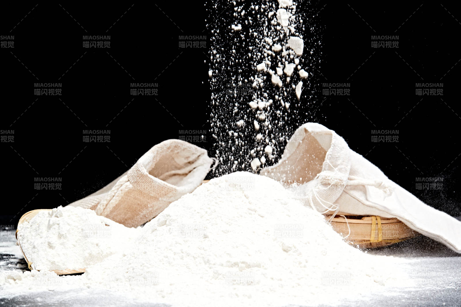 黑色背景上的粗粮荞麦面粉图片