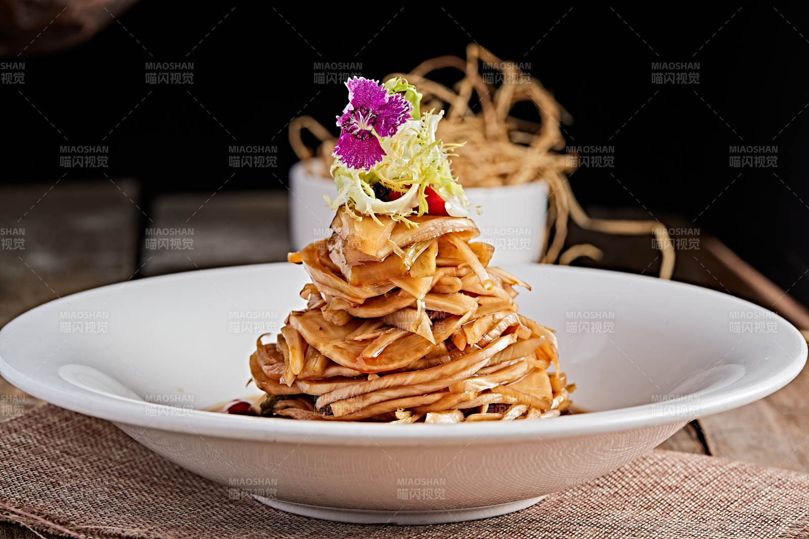 白色瓷盘装的醋腌萝卜皮图片