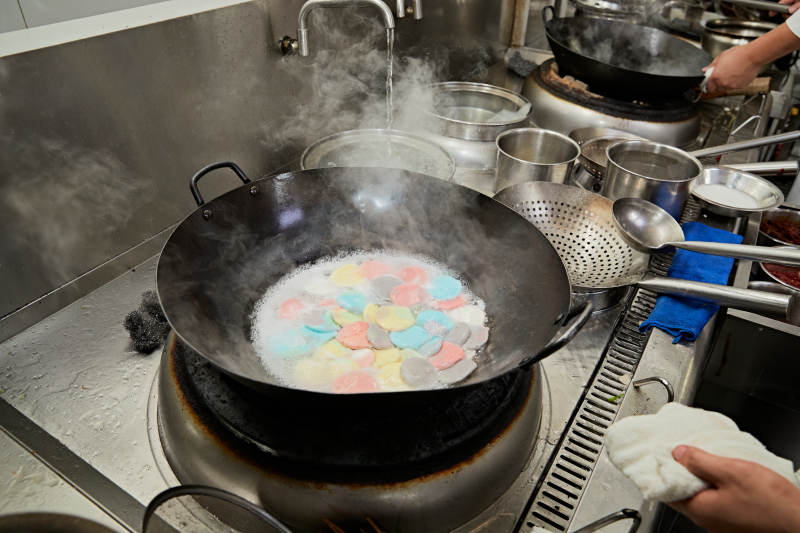 人与食物紧张忙碌的中餐厨房图片