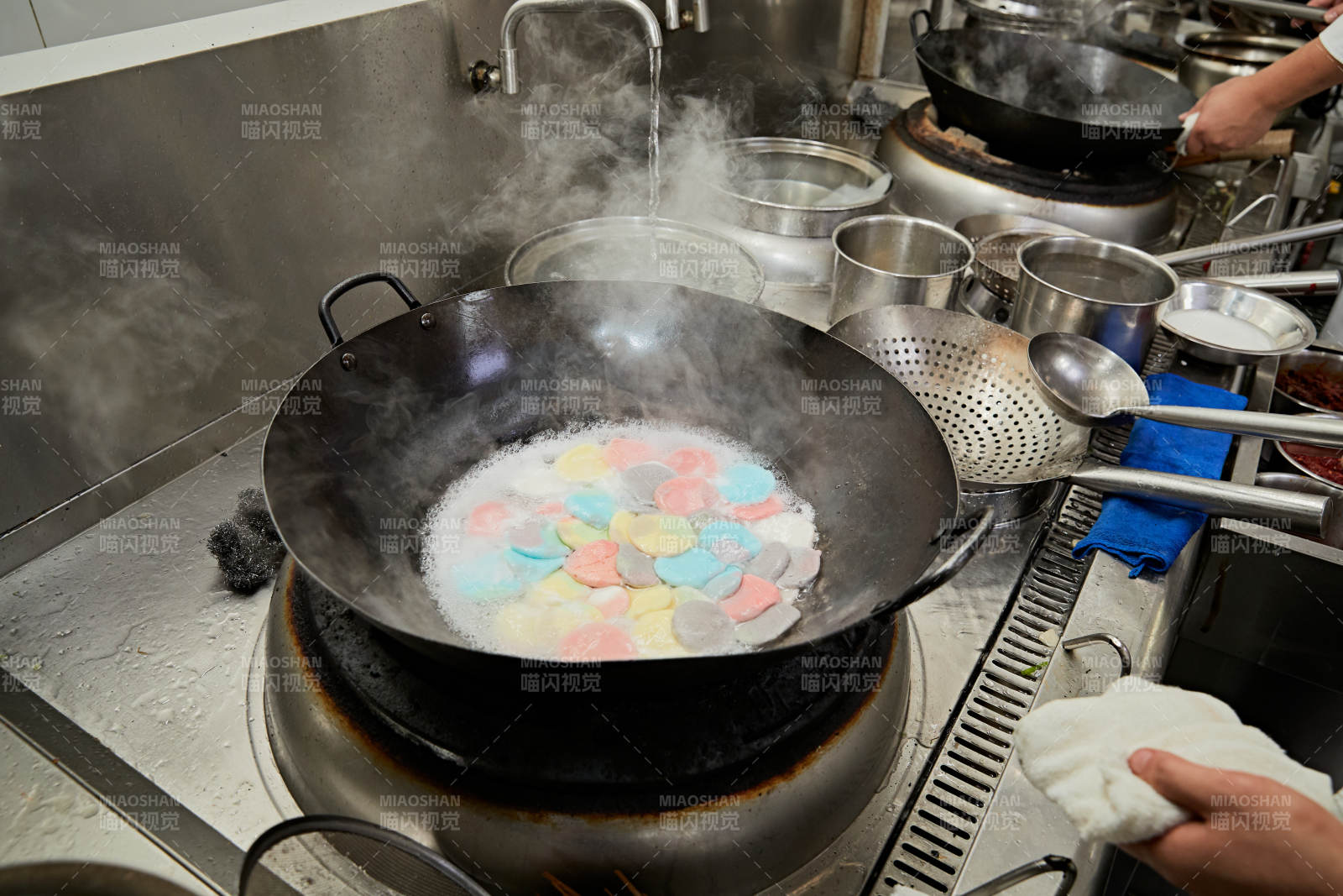 人与食物紧张忙碌的中餐厨房图片