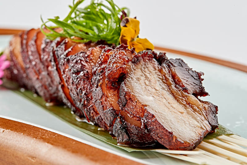 精美餐具装的港式烧腊猪梅肉图片