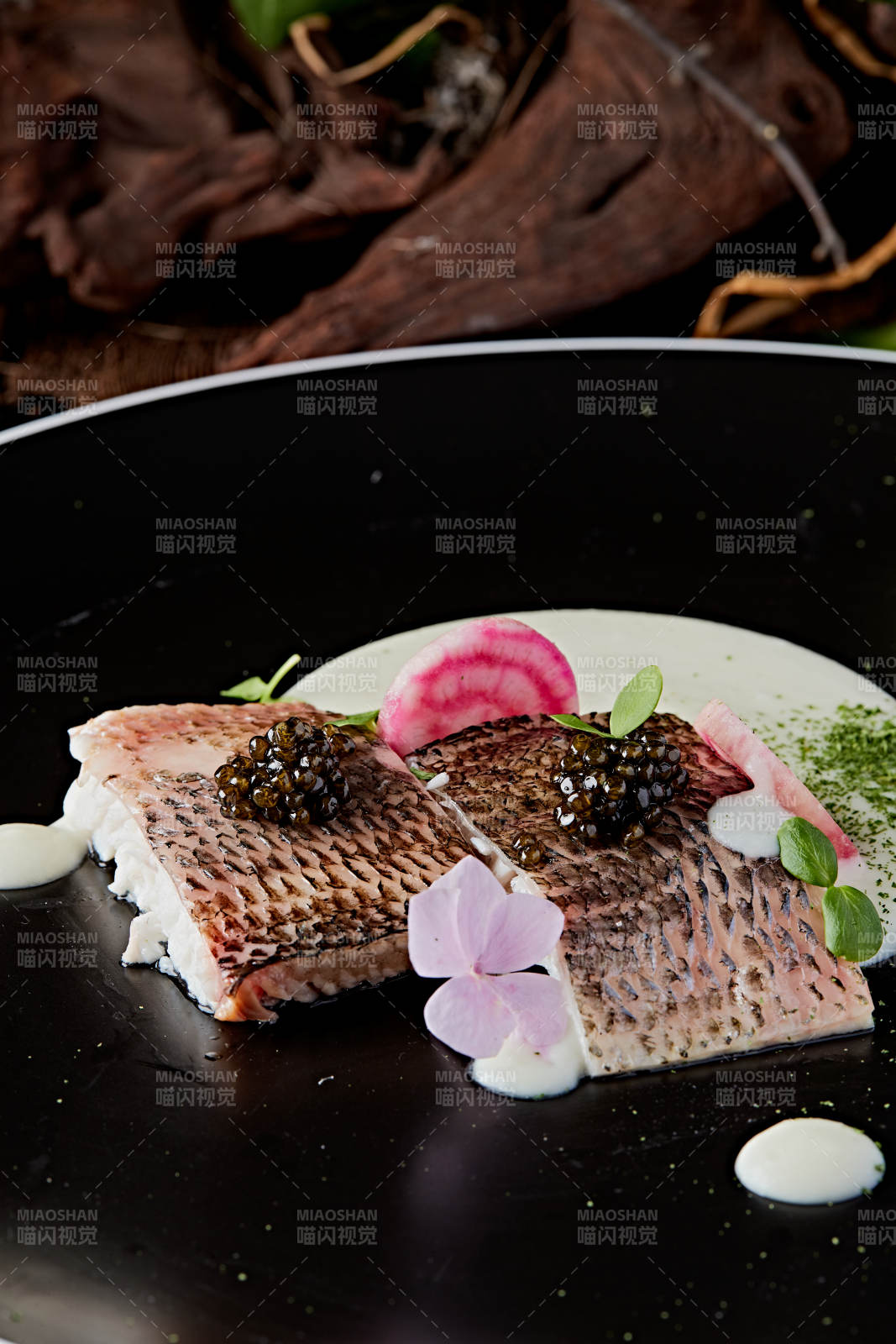 位菜香烤海鲈鱼配黑鱼子酱图片
