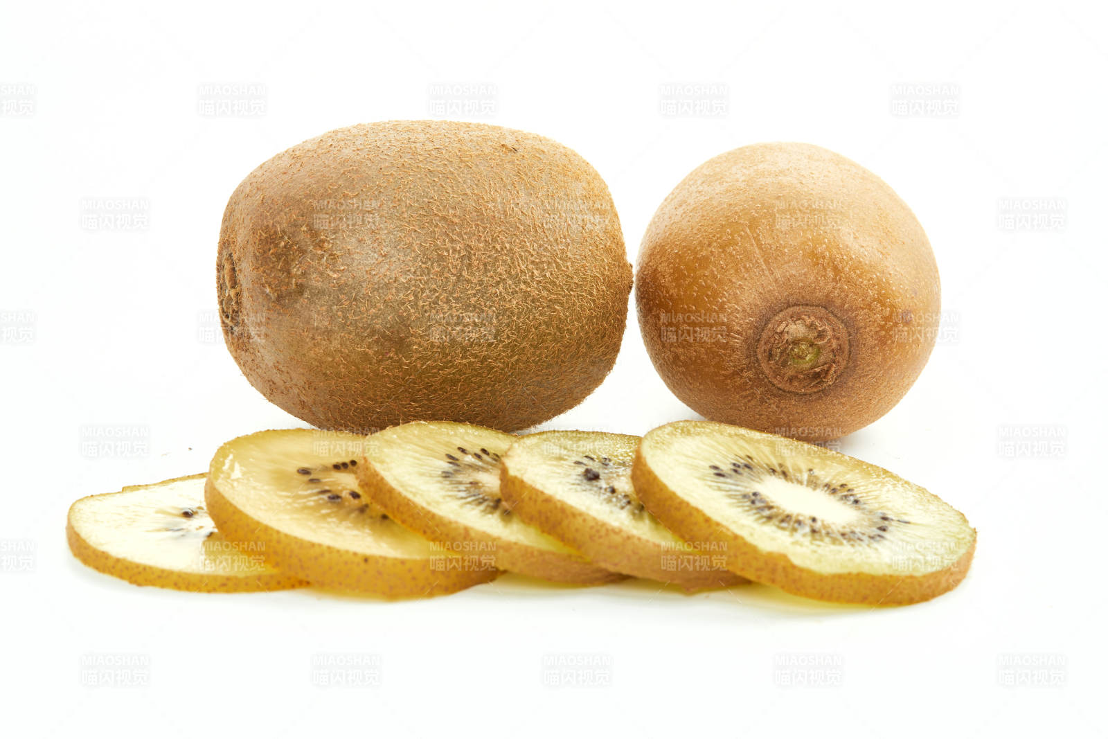 白色背景上摆放的新鲜水嫩猕猴桃图片