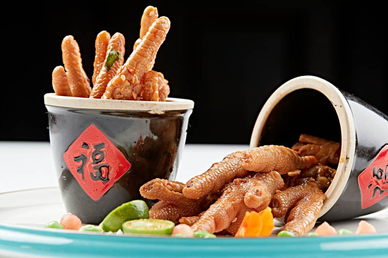 精美餐具装的卤味鸡脚图片