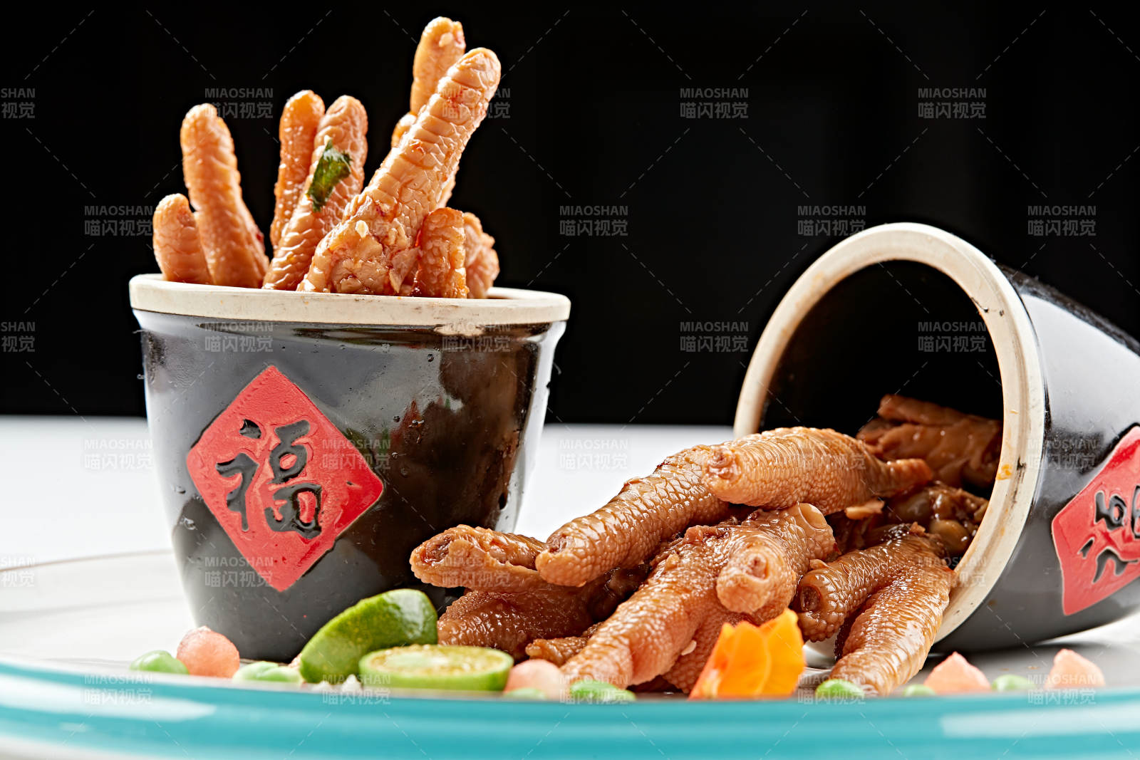 精美餐具装的卤味鸡脚图片