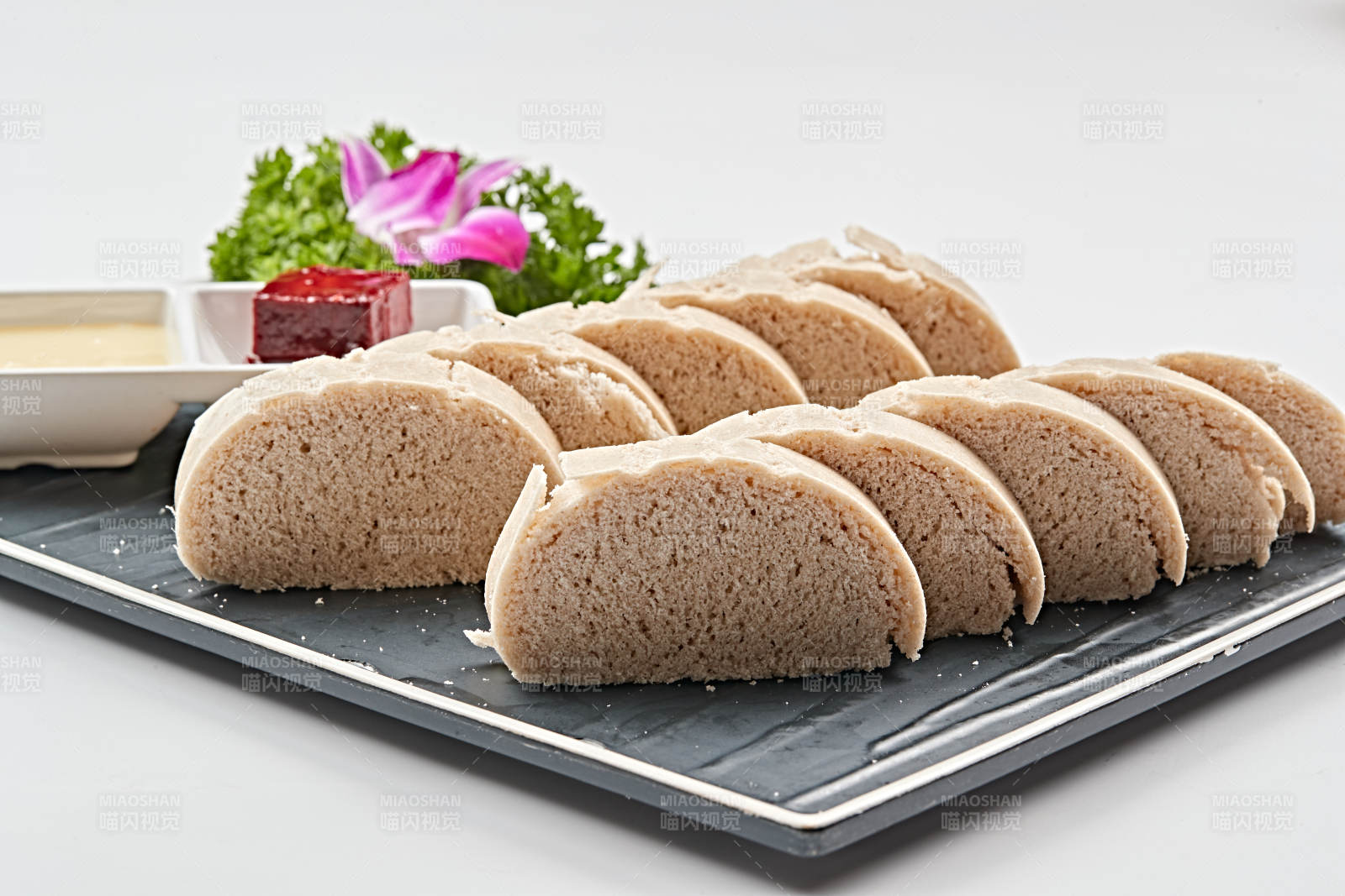 竹制笼屉装的黄金小窝头图片