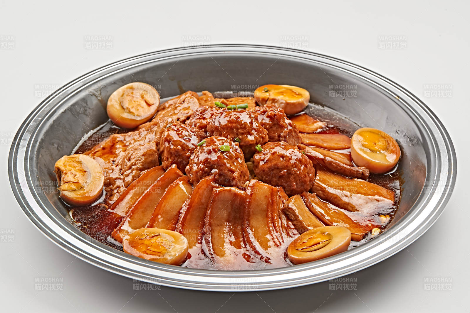 不锈钢餐具装的卤味鸡蛋豆腐丸子炖五花肉图片