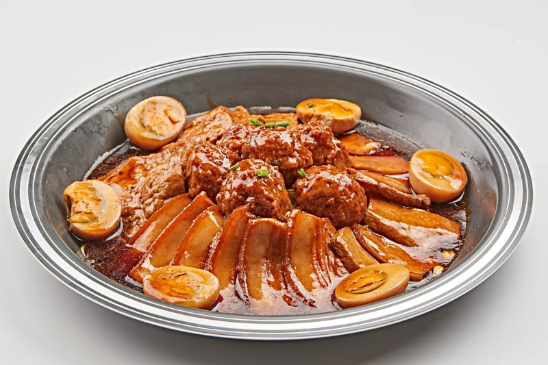 不锈钢餐具装的卤味鸡蛋豆腐丸子炖五花肉图片