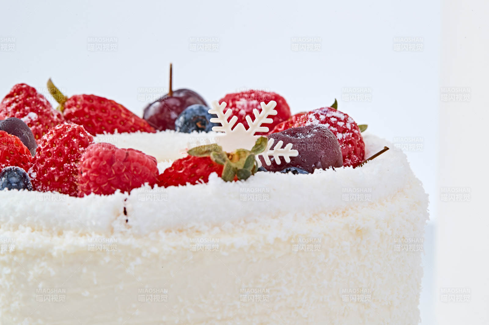 鲜水果椰蓉雪花生日蛋糕图片