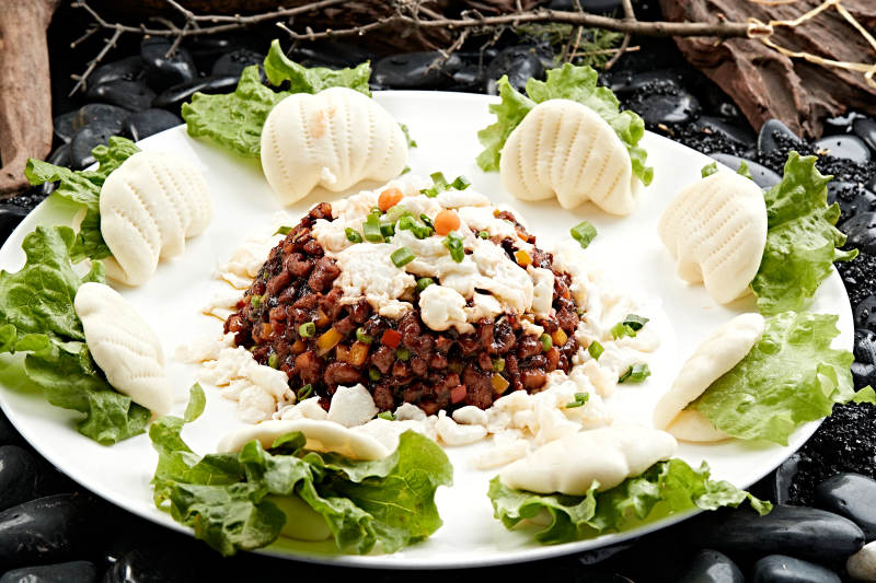 精美餐具装的熏肉粒肉夹馍图片