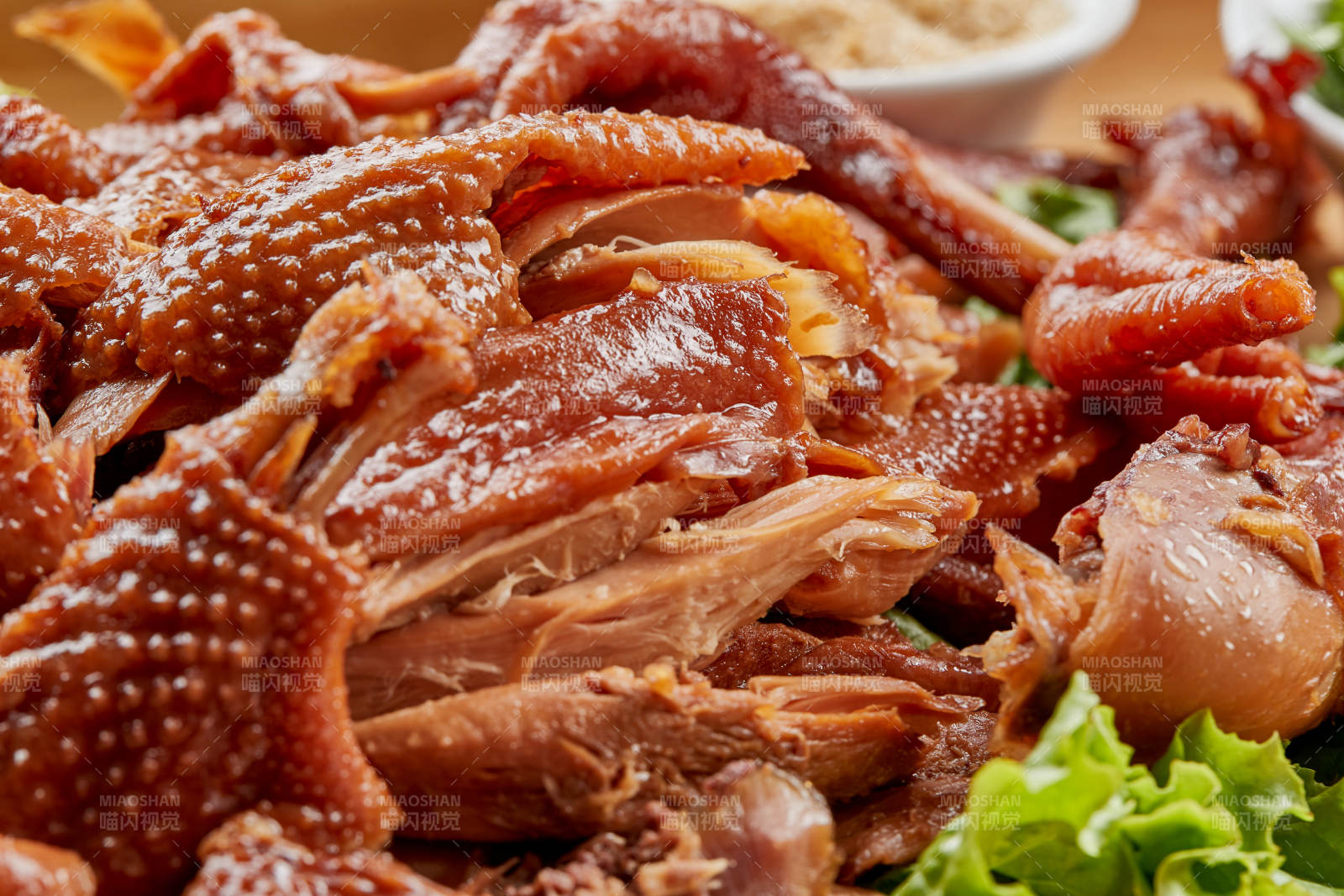 木质托盘装的手撕熏柴鸡图片